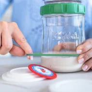 Zuurdesemstarter voeden in de zuurdesemfermenter