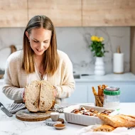 Zuurdesembrood aansnijden in de keuken